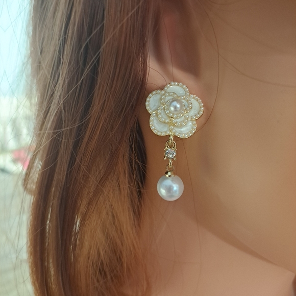 Flower earrings with dangling white pearl like beads - Picture 6 of 6